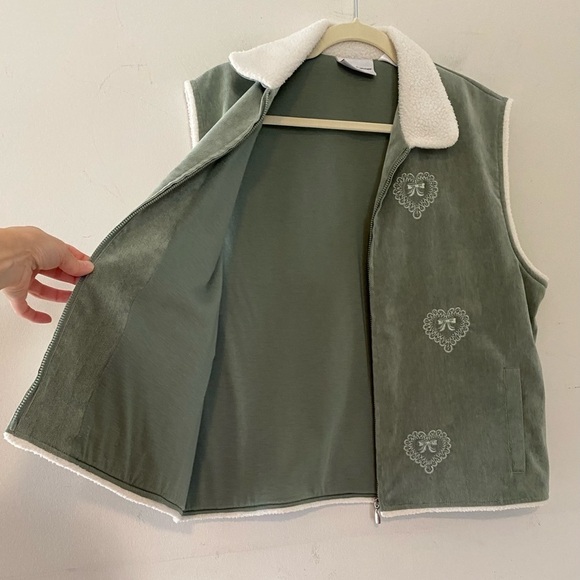 Alfred Dunner Plus Sz 14 Corduroy Fleece White and
Sage Green Embroidered Gilet - Picture 7 of 9